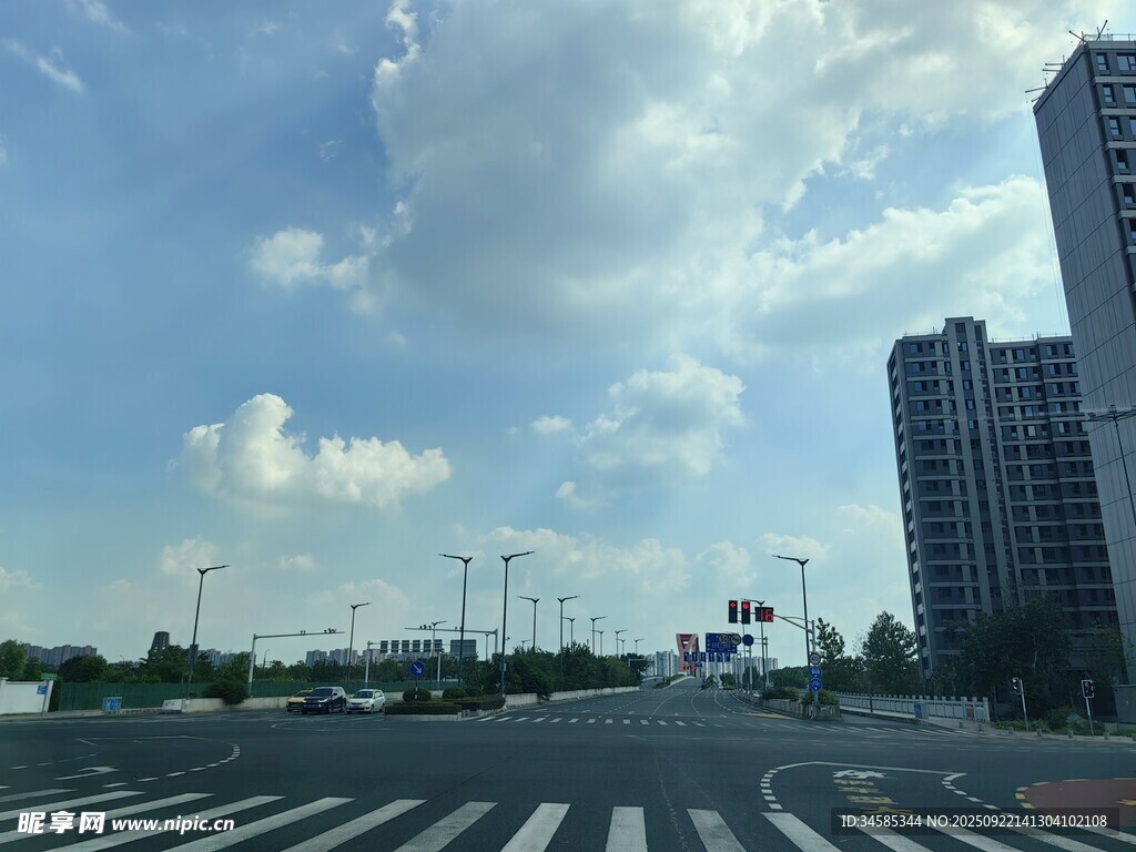 城市道路與高樓景觀