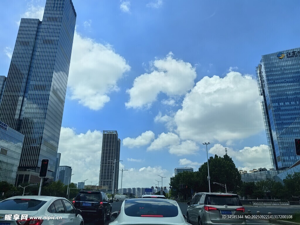 城市道路上的高樓與車流