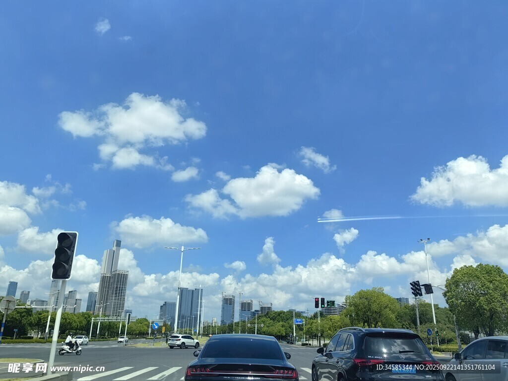 城市道路上的車輛與藍(lán)天