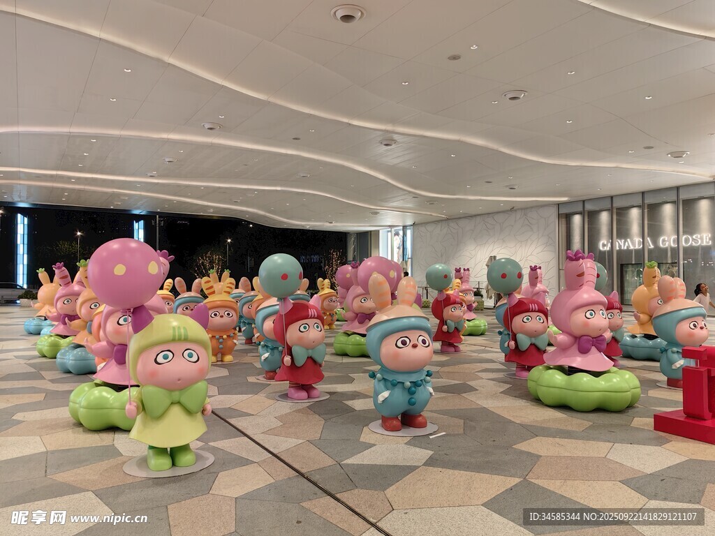 室內(nèi)多彩卡通玩偶展示