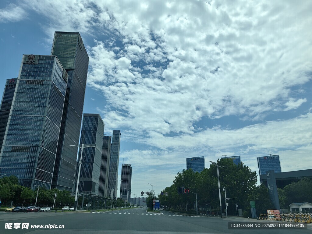 都市高樓與藍(lán)天白云景觀