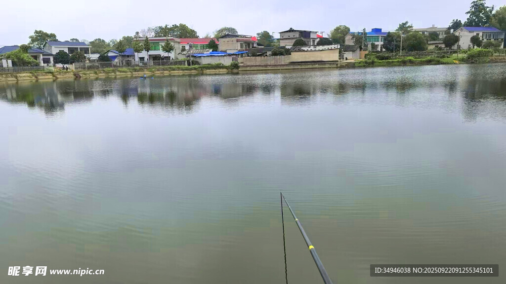 寧?kù)o湖畔垂釣景
