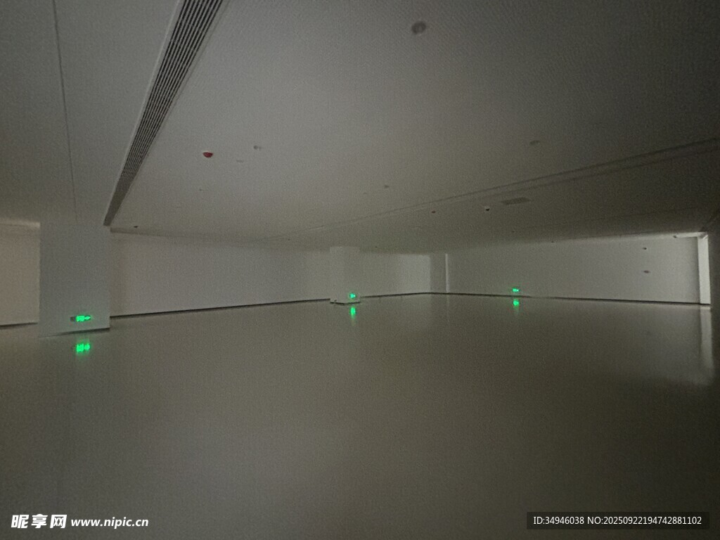 空曠室內(nèi)的綠色指示燈光