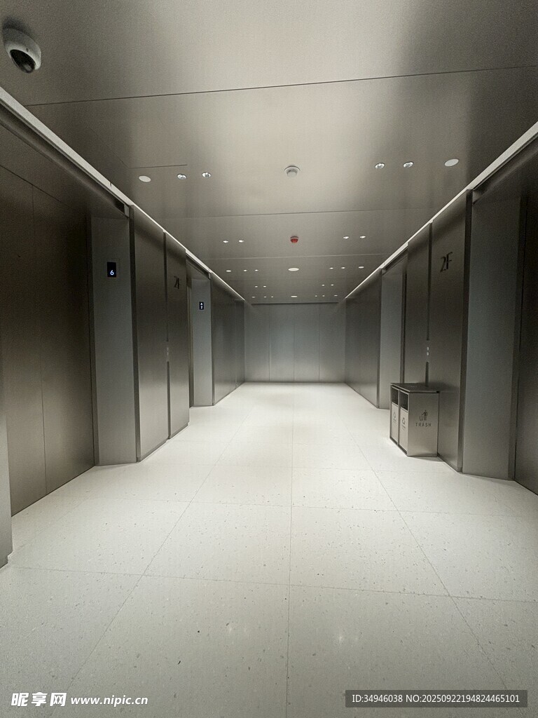 空曠現(xiàn)代感的電梯內(nèi)部空間
