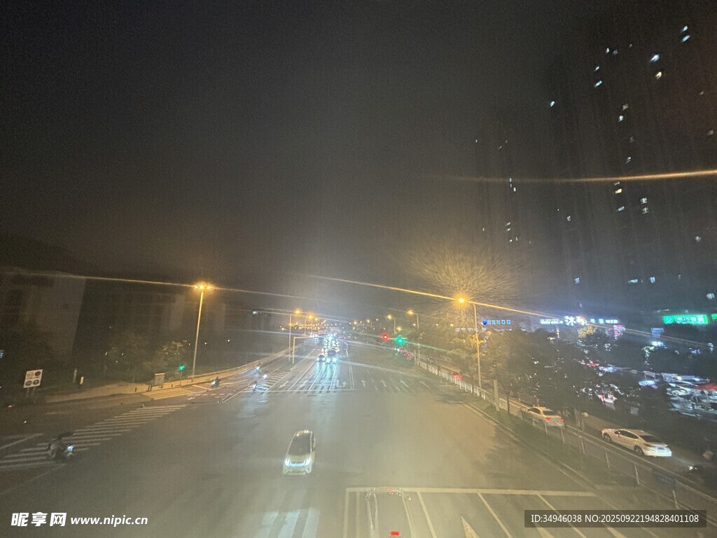 城市霧夜中的道路景象