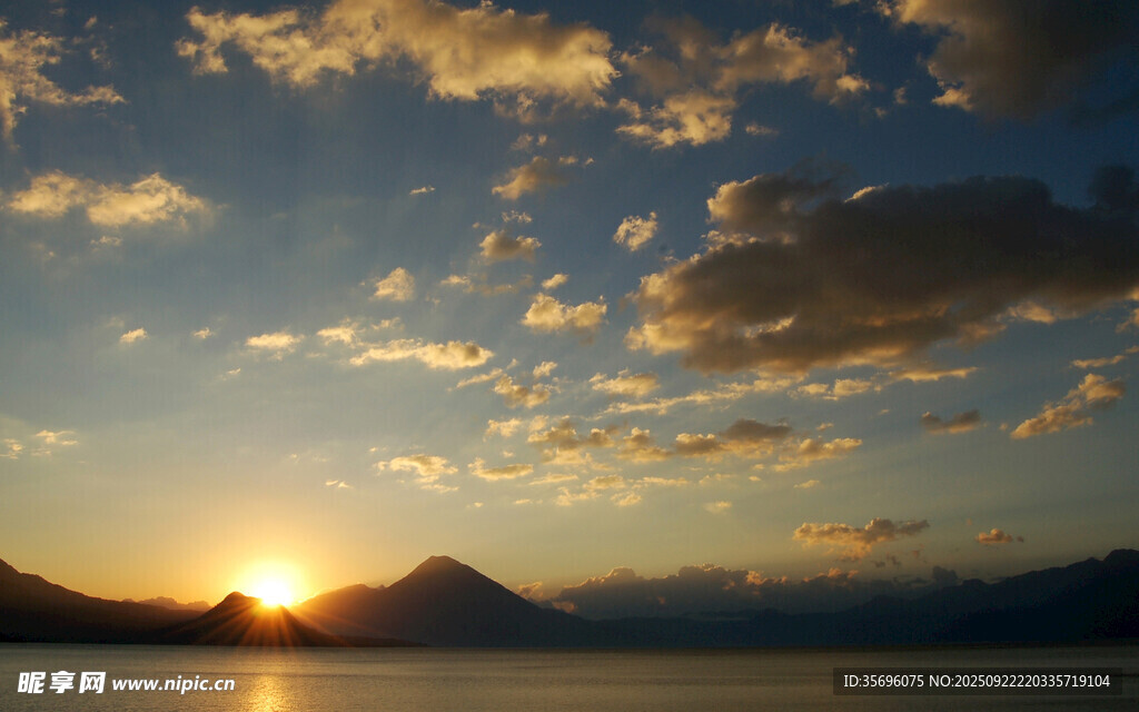 日落時分的壯麗湖山景色
