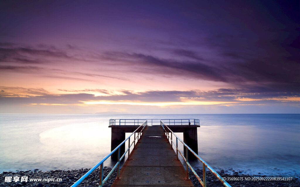 黃昏下的海邊棧橋美景