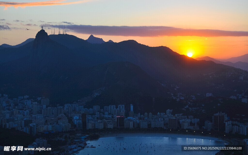 夕陽下的城市與遠山美景