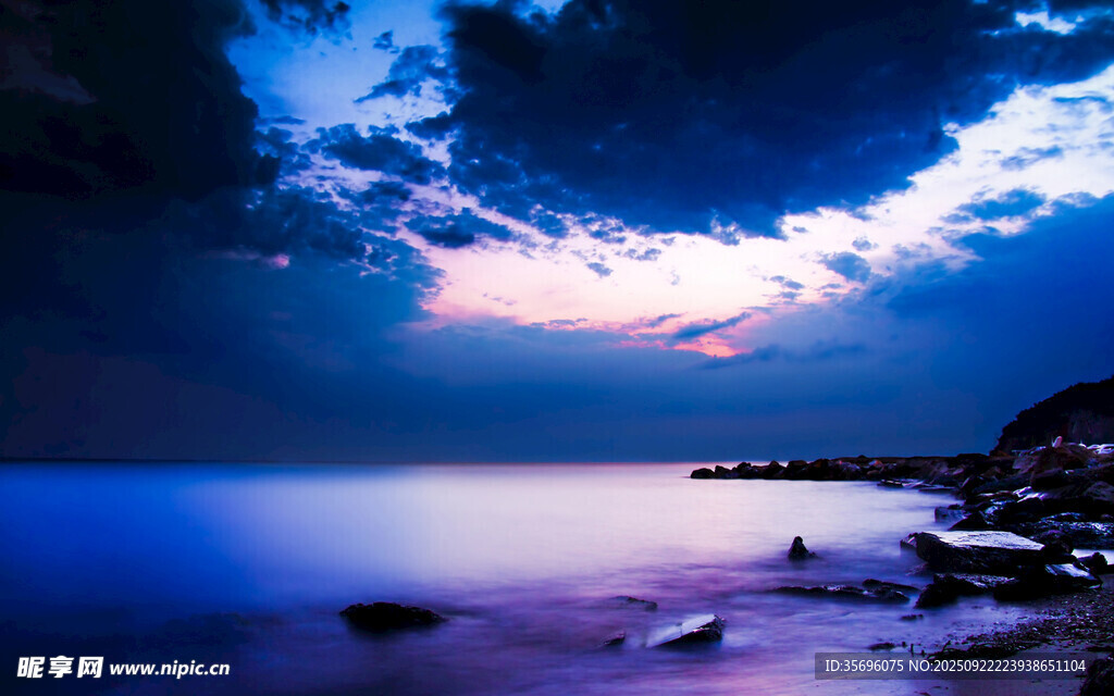 夜幕下的寧?kù)o海濱風(fēng)光