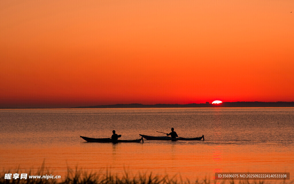 夕陽下的湖面泛舟