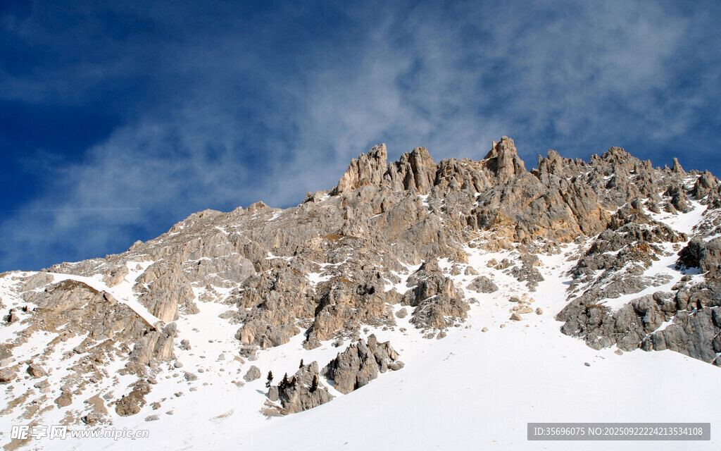 雪山嶙峋景觀