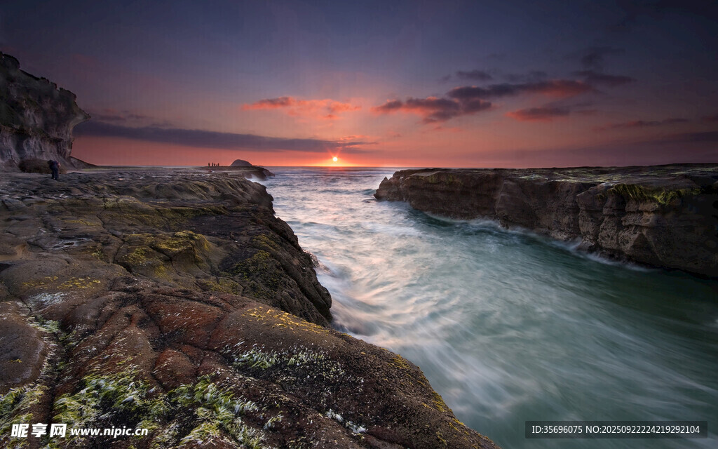 日落時(shí)分的壯麗河岸風(fēng)光