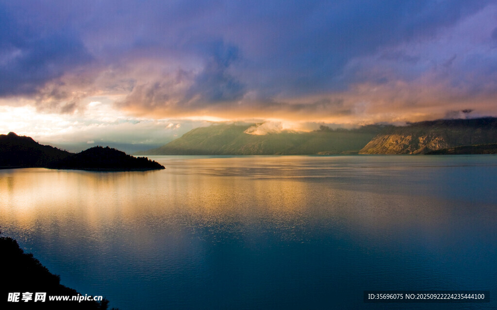 湖畔絢麗黃昏美景