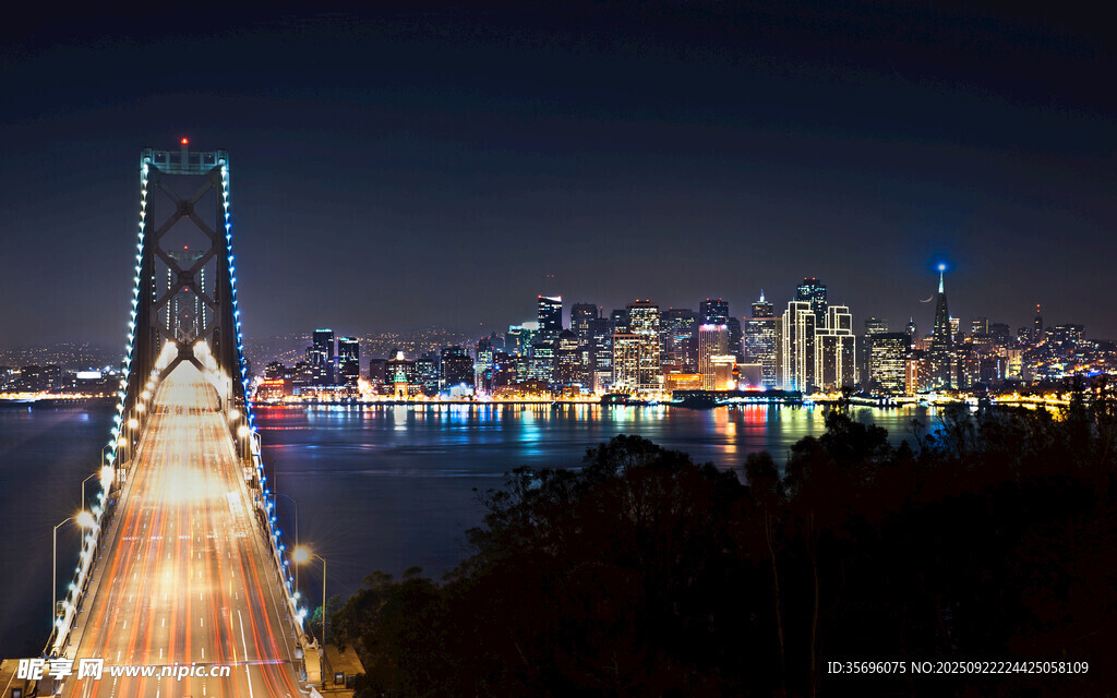 城市夜景中的跨海大橋