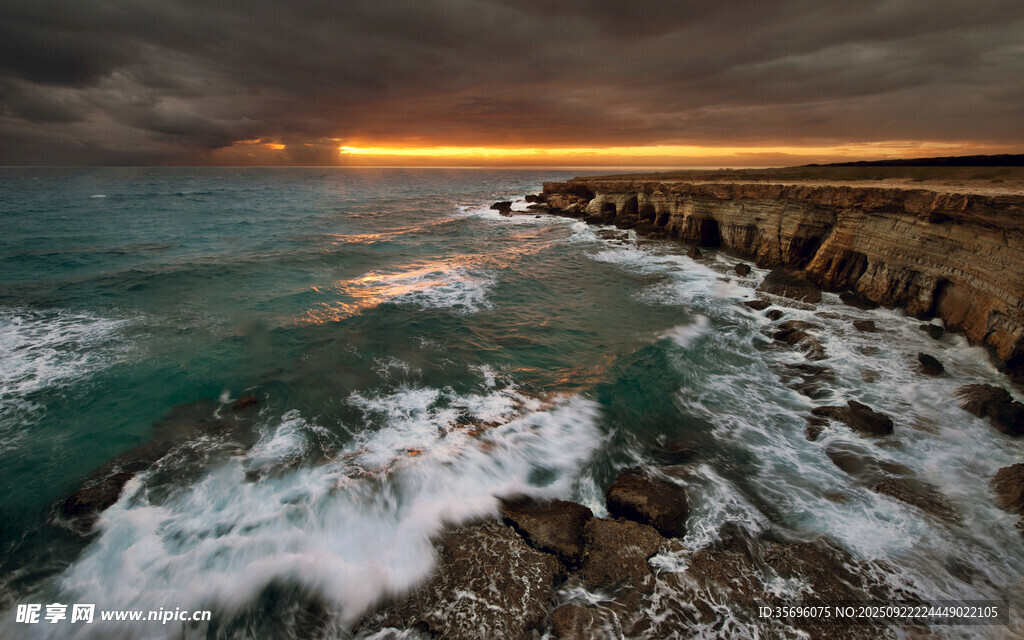 海邊日落時(shí)的壯闊海景