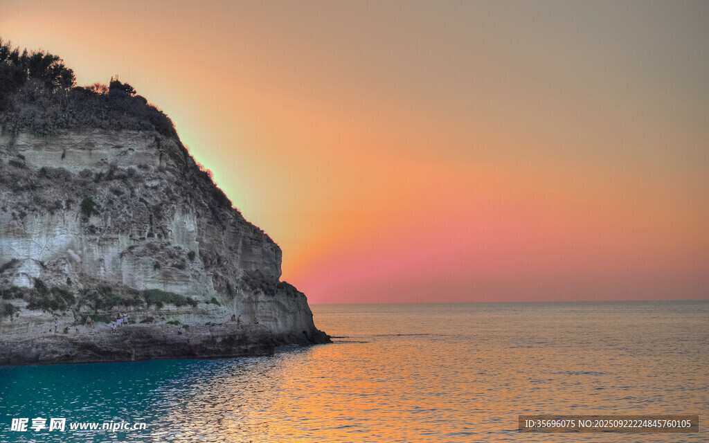 夕陽下的海邊巖石美景