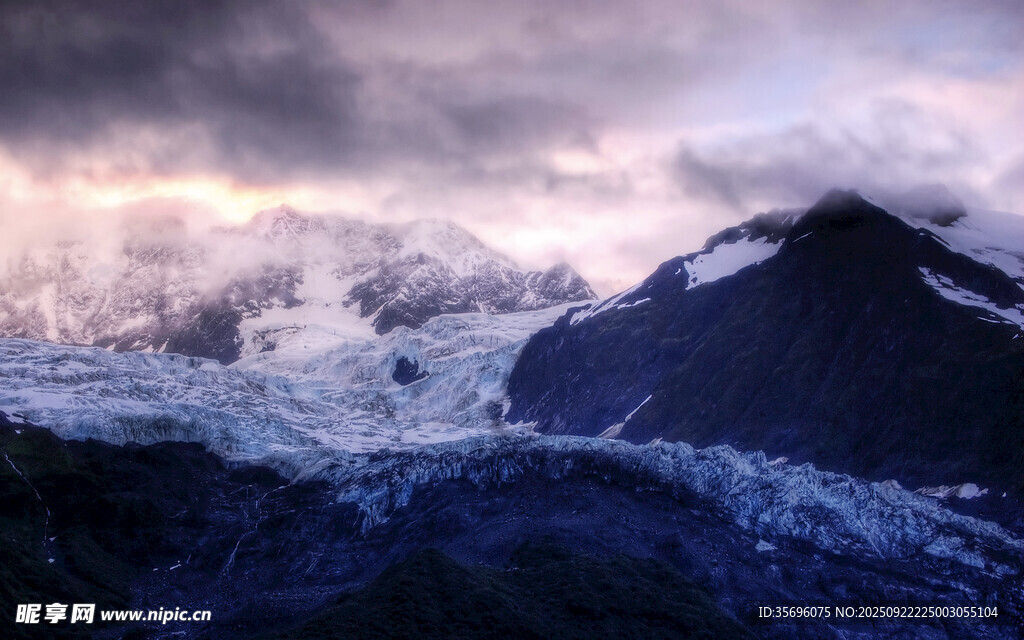 壯麗雪山云海景觀