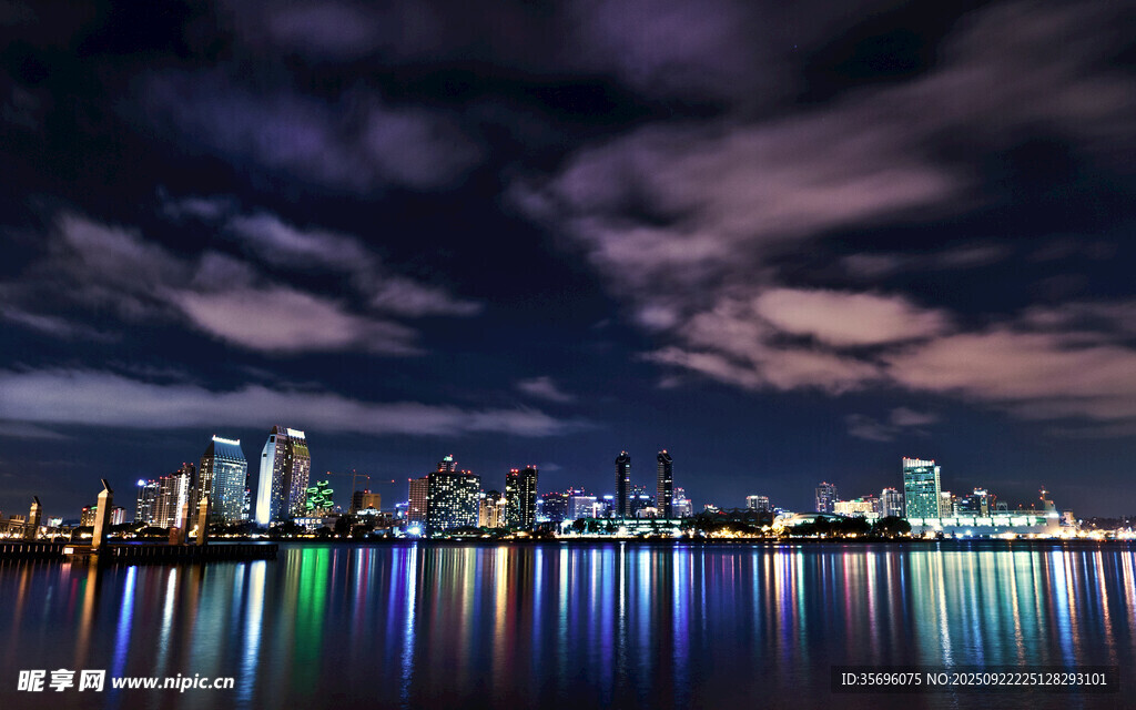 城市夜景璀璨燈光倒影
