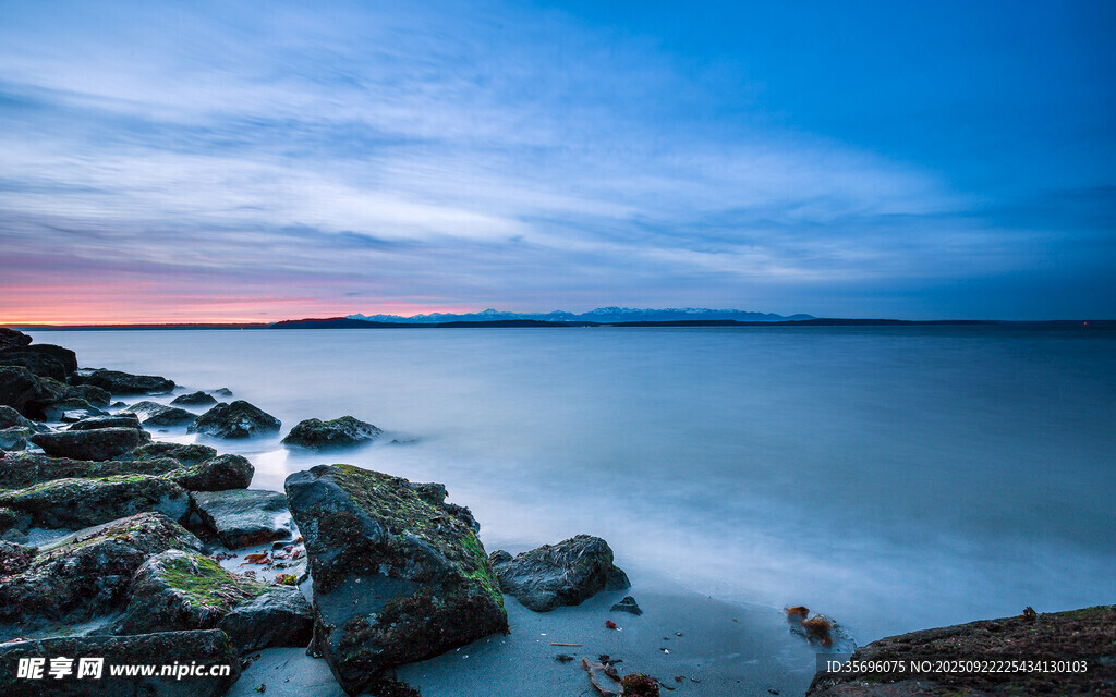 海邊暮色中的礁石美景