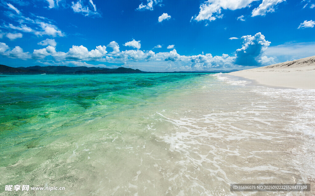 美麗海濱沙灘與清澈海水