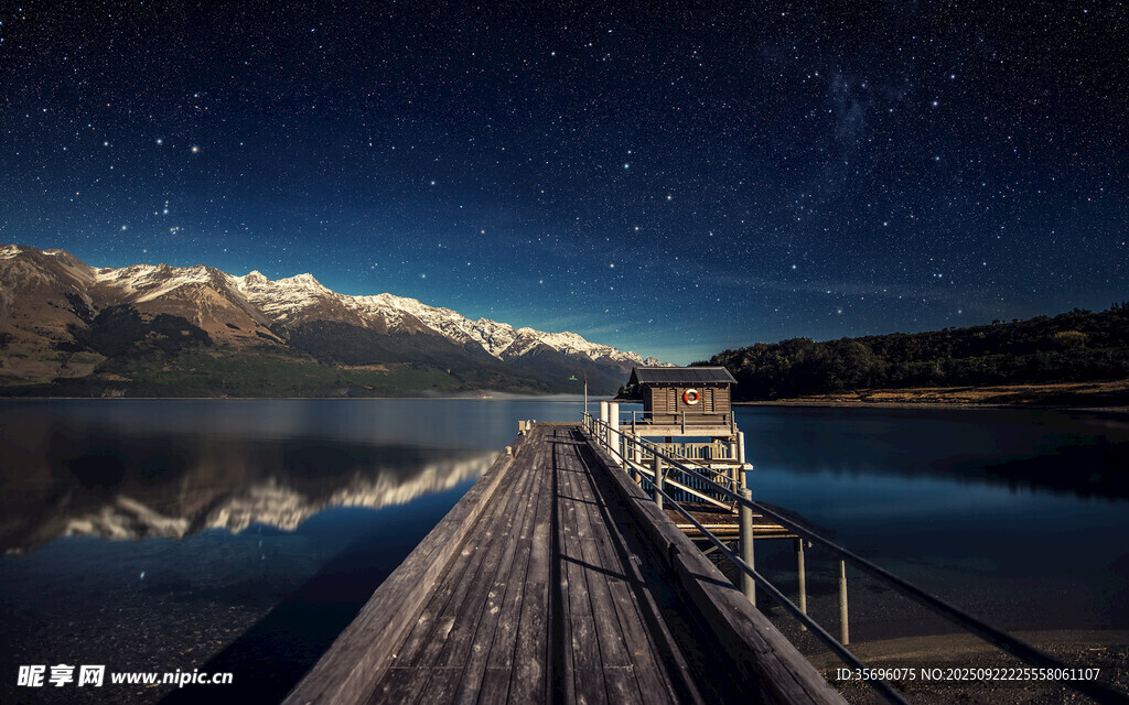 湖畔棧橋夜景星空倒影