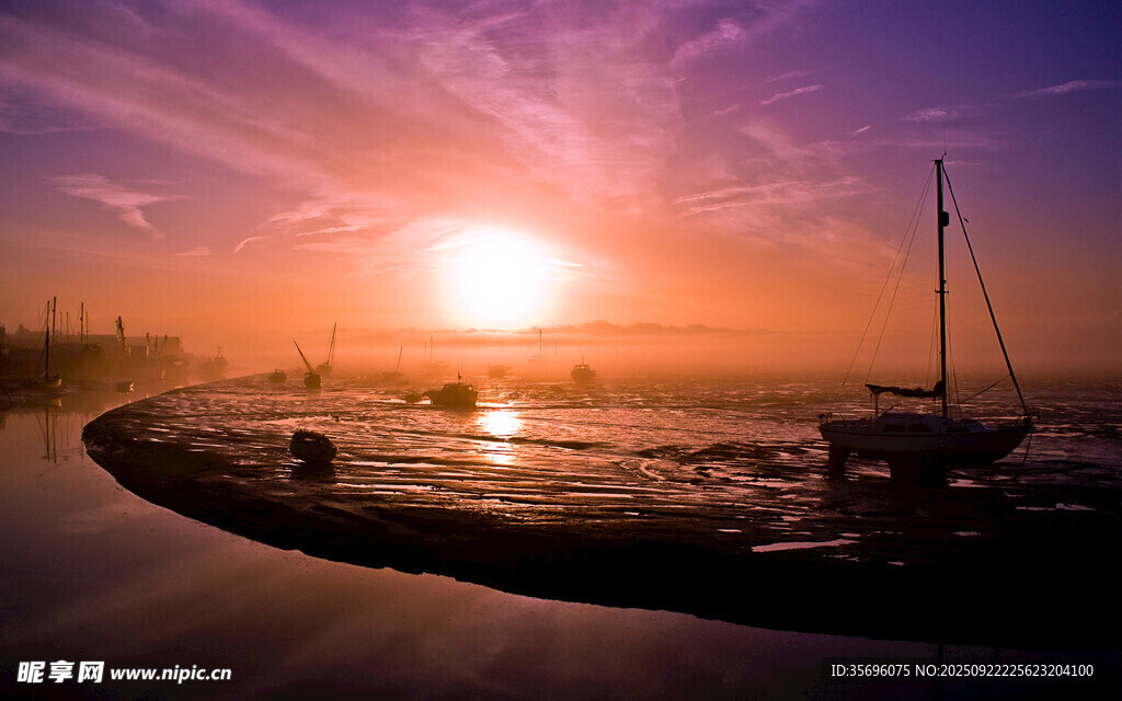 夕陽下的河畔船只美景