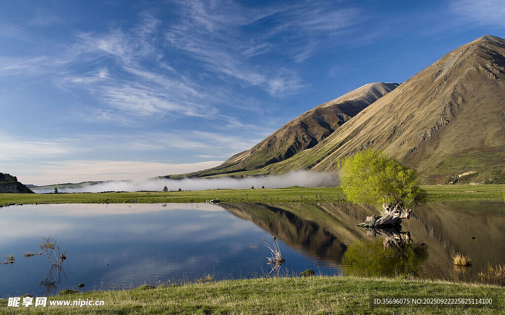 湖畔青山美景