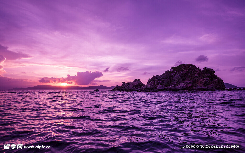 海上日落時的孤巖美景
