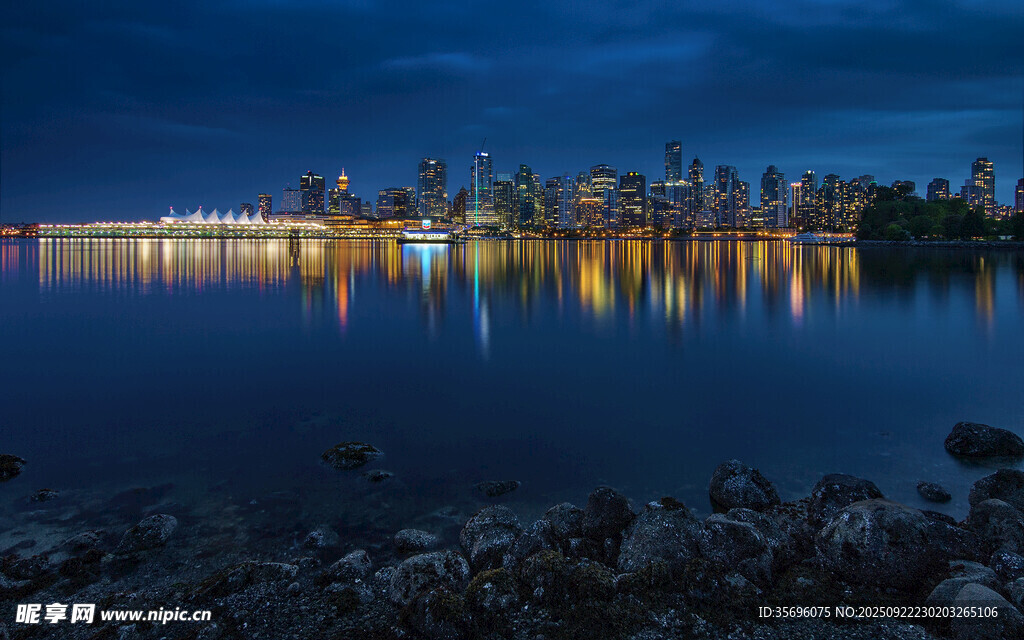 夜幕下的城市濱水美景