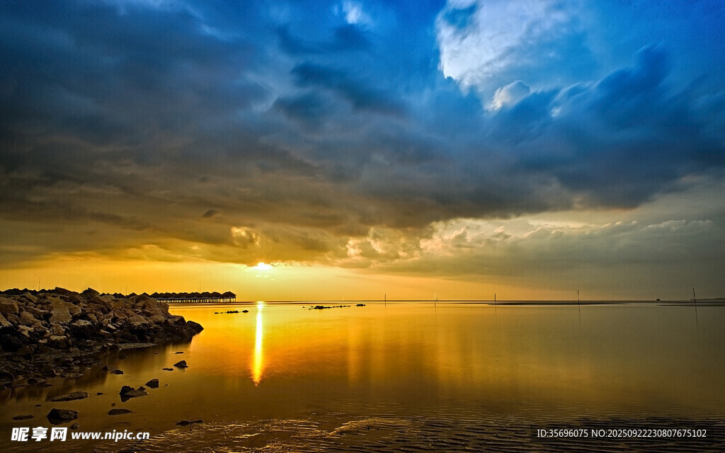 夕陽下的寧靜湖面美景