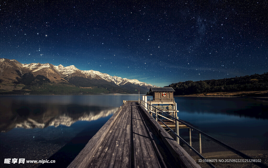 湖畔棧橋夜景星空倒影