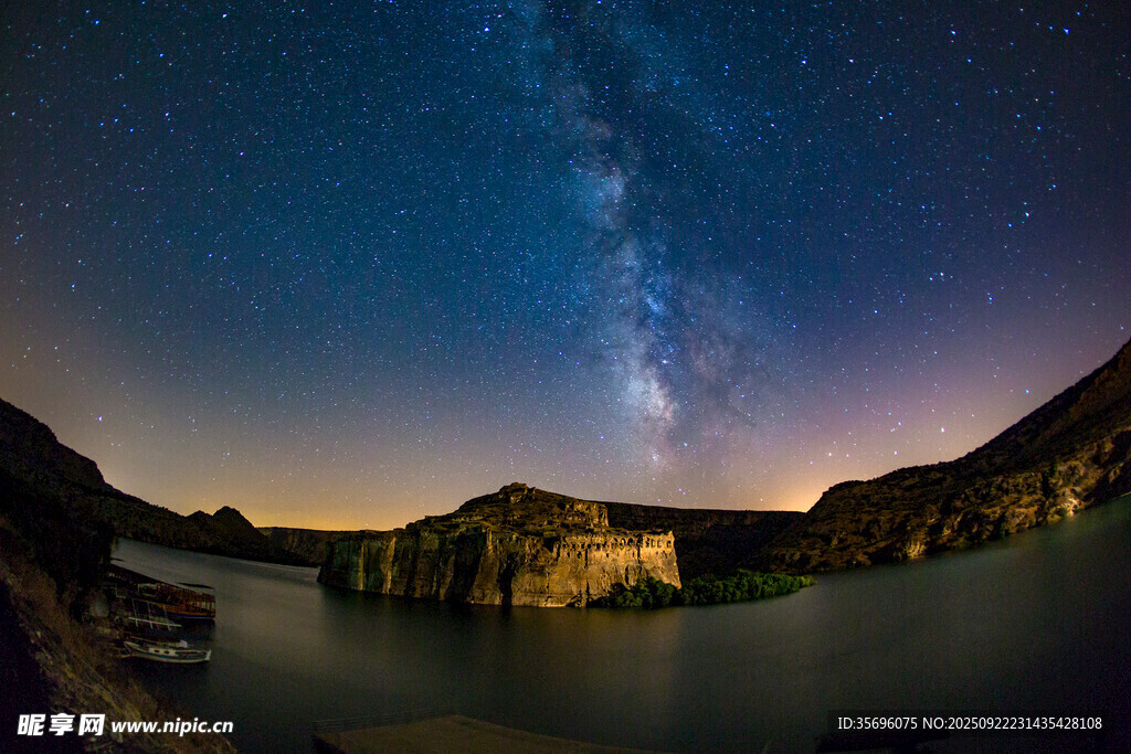 湖畔星空下的壯美自然景觀