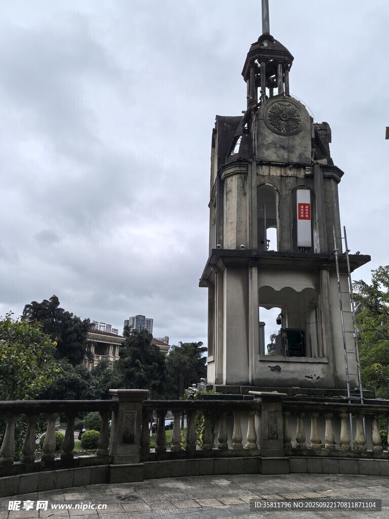 古老鐘樓隱于綠樹(shù)云霧間