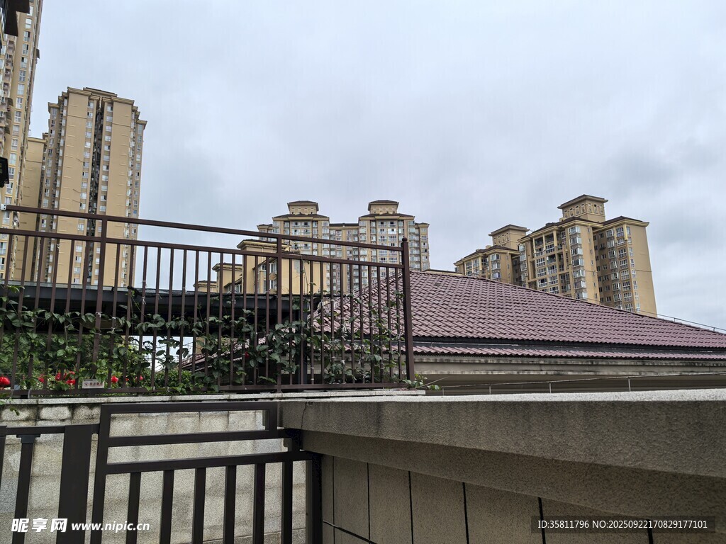 高層住宅旁的戶外建筑設(shè)施