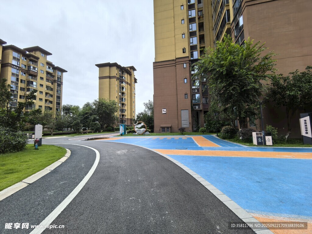 小區(qū)內(nèi)的彩色道路與建筑