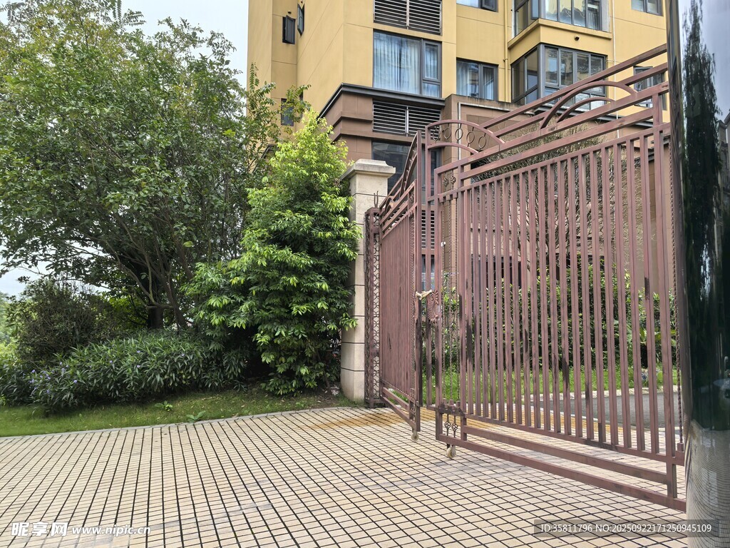 小區(qū)鐵藝圍欄及周邊景致