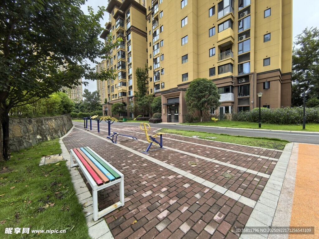 小區(qū)內(nèi)的休閑步道景觀