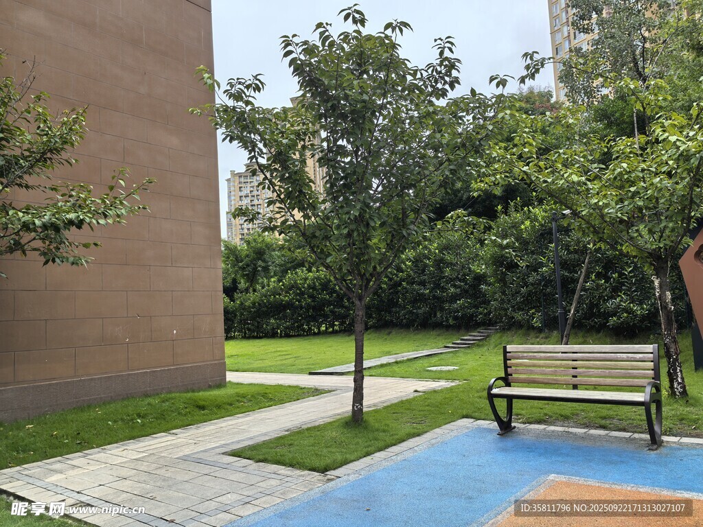 小區(qū)內(nèi)的休閑綠化景觀