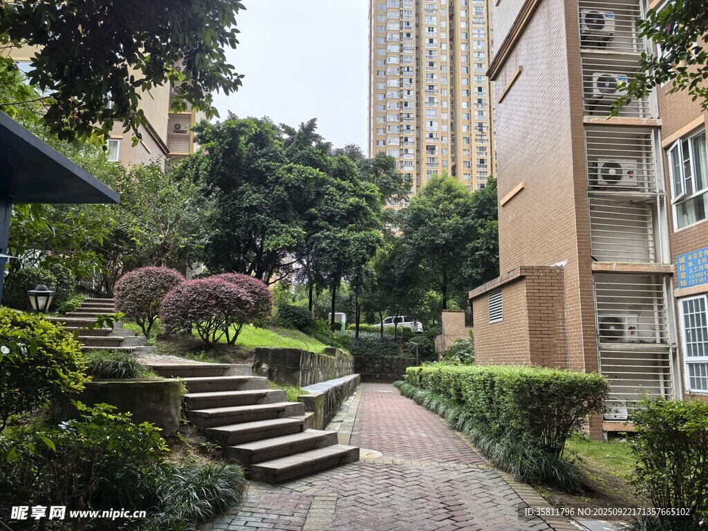 小區(qū)內(nèi)的靜謐花園小徑