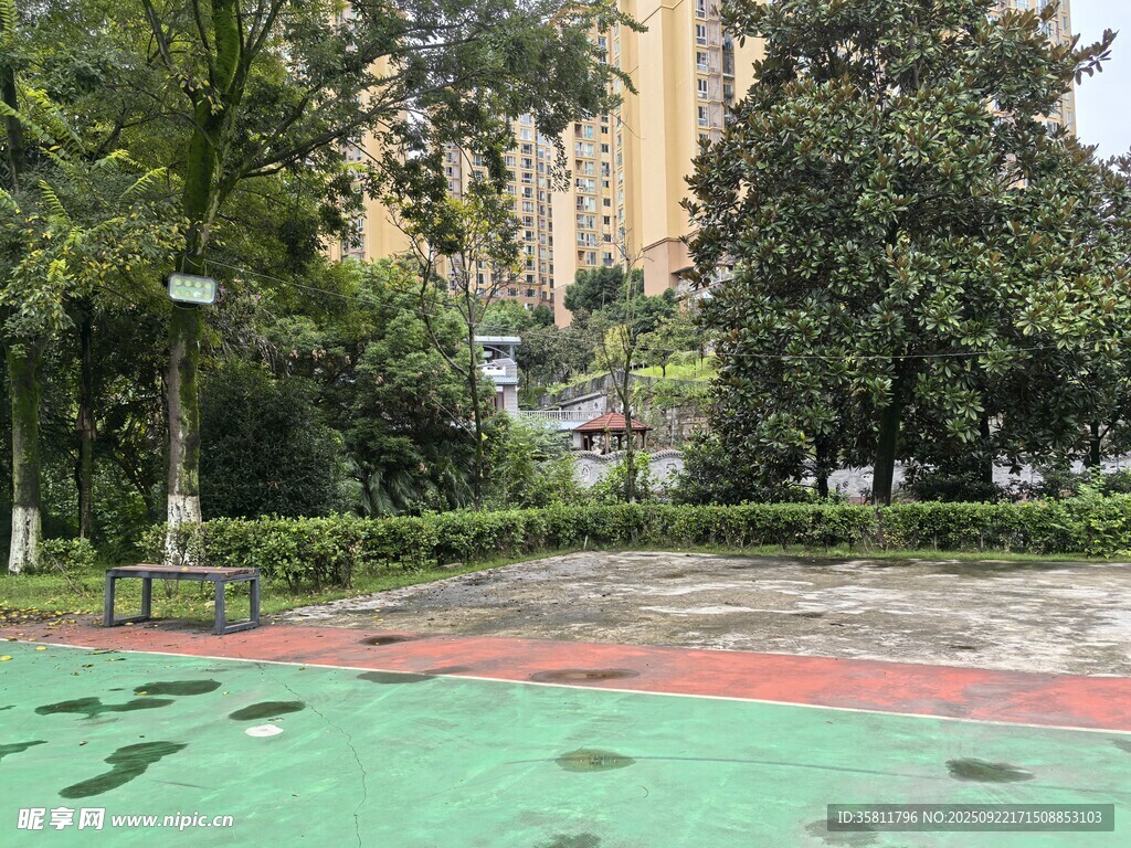 小區(qū)內(nèi)的休閑運動場地