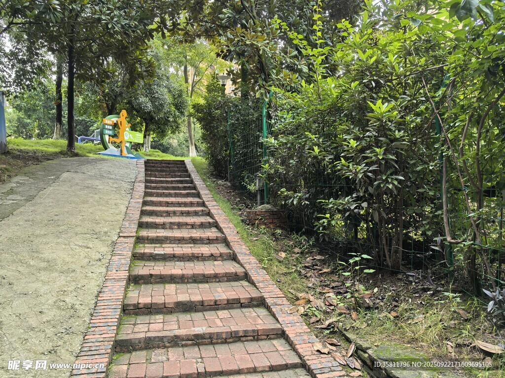 林間磚砌步道綠意環(huán)繞