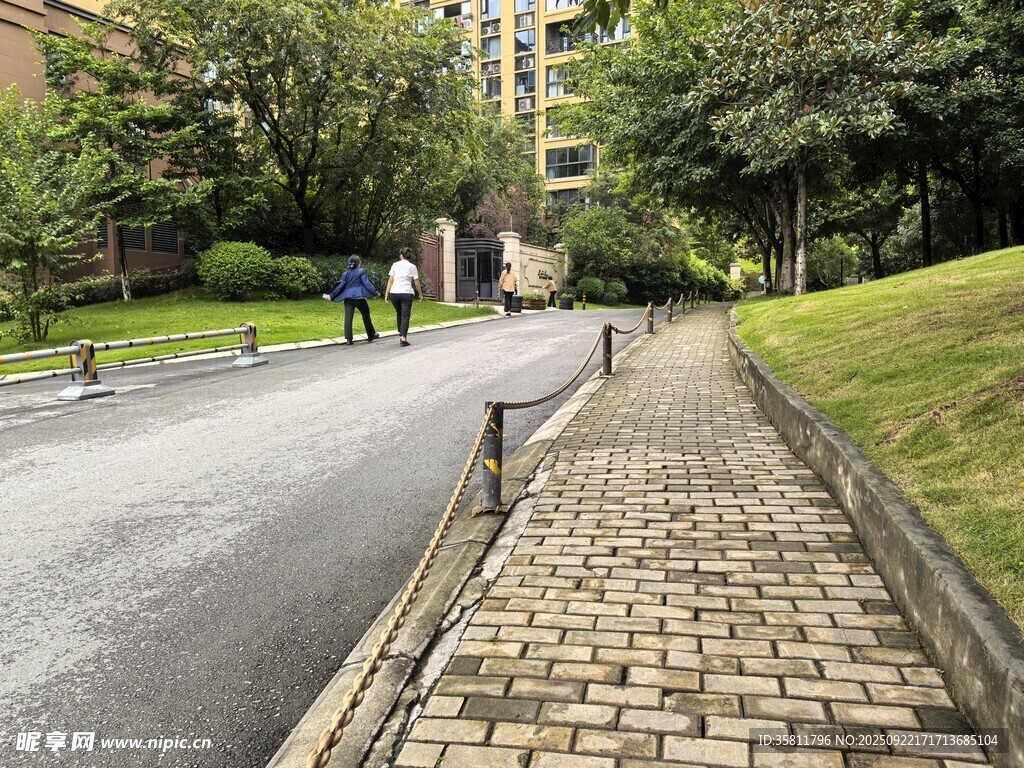 小區(qū)內(nèi)整潔的道路景觀
