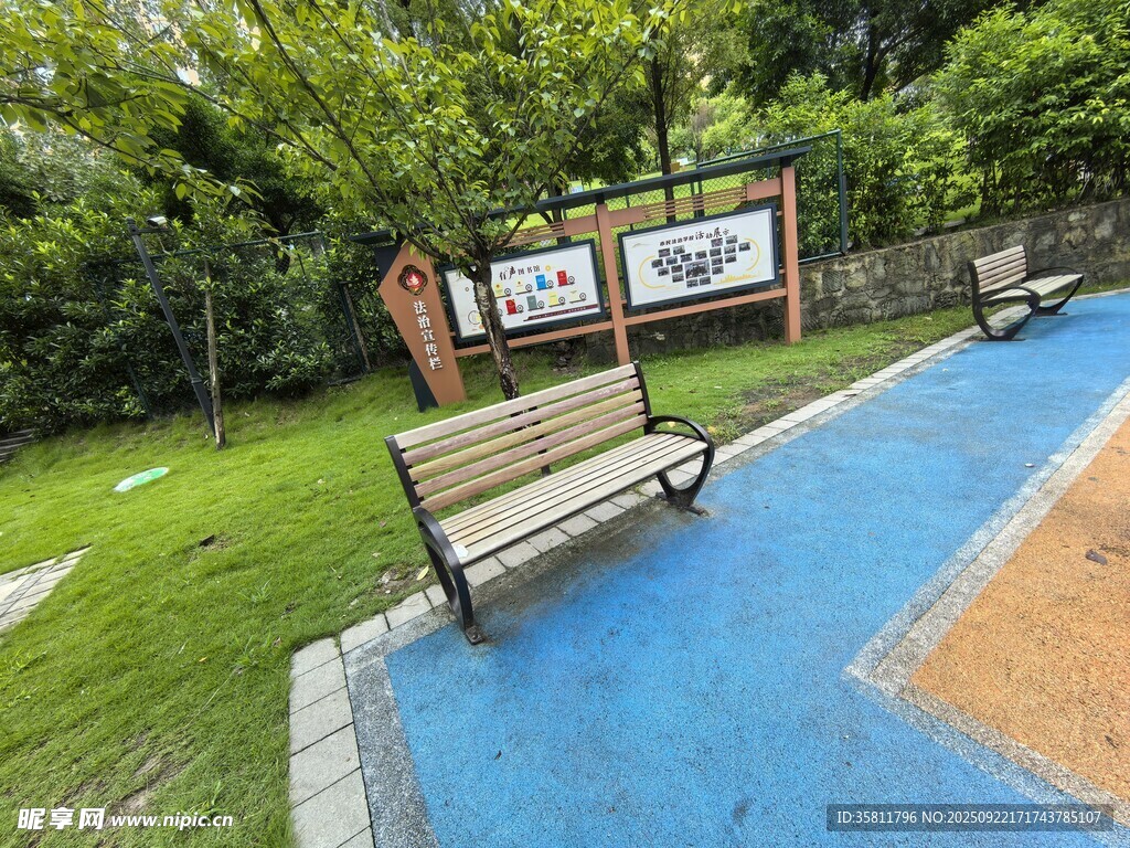 公園休閑區(qū)的長椅與景觀