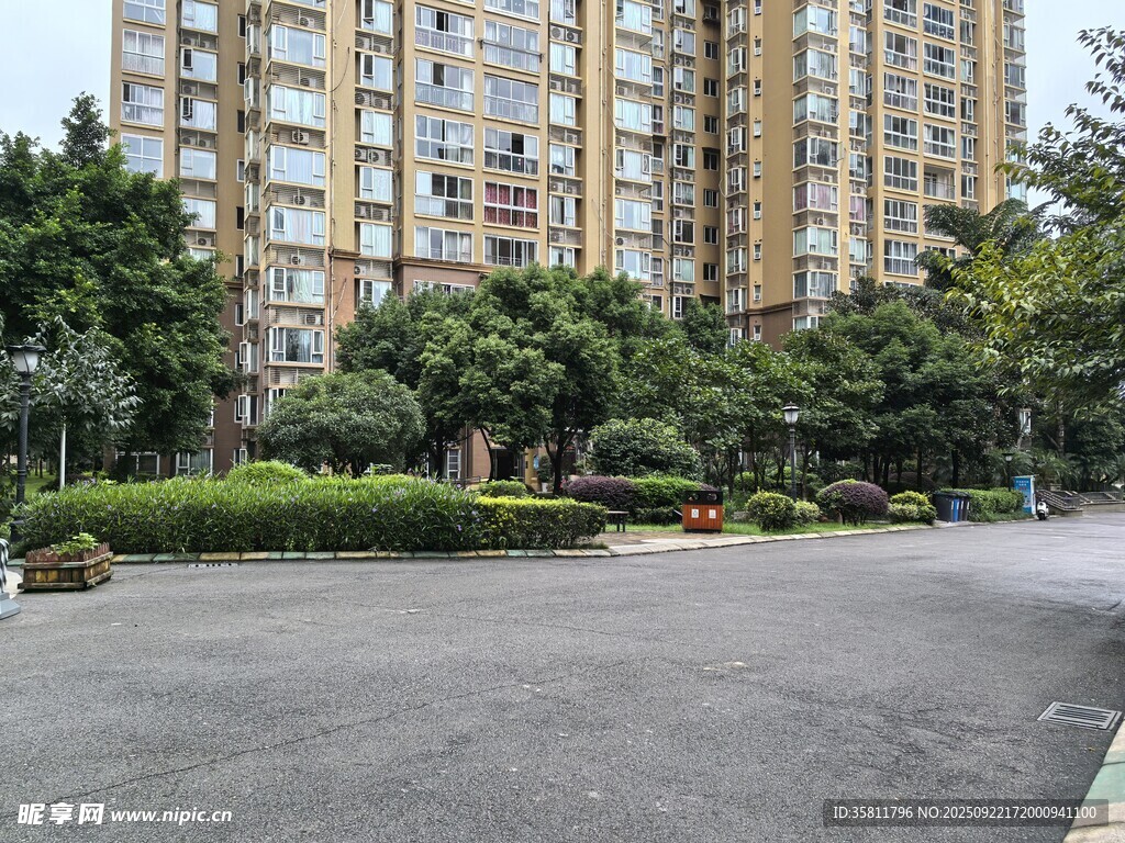 小區(qū)內(nèi)的綠化與高層住宅