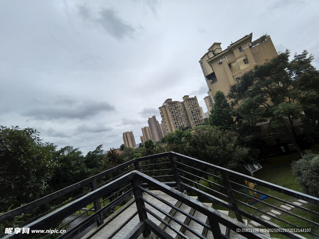 城市中高架橋上的風(fēng)景