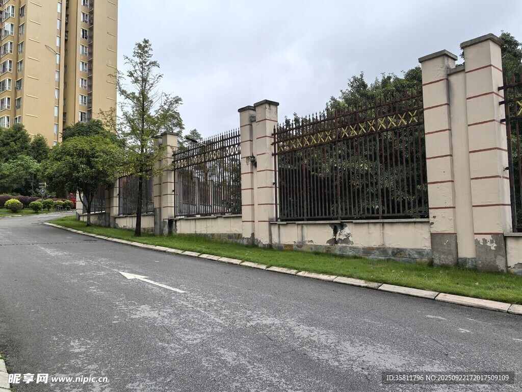 小區(qū)外的道路與圍墻景觀