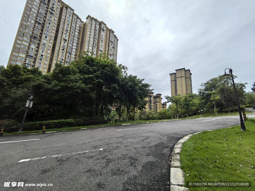城市道路旁的高層住宅區(qū)
