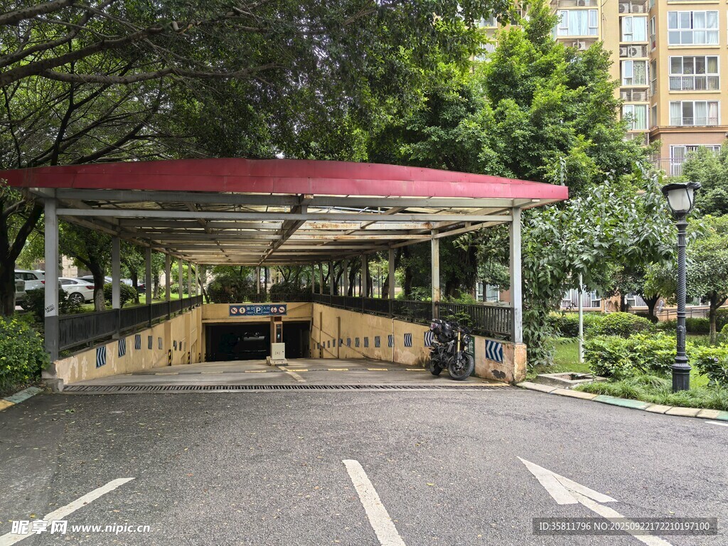 戶外停車棚及周邊環(huán)境