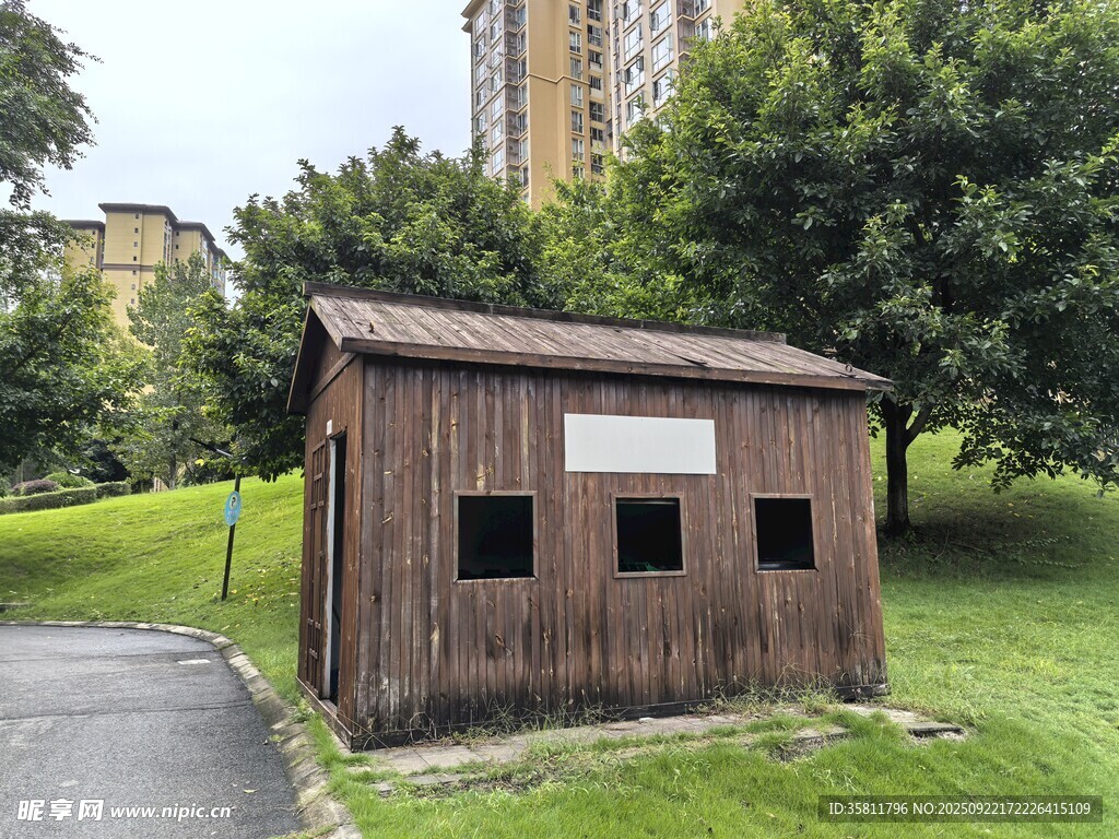 戶外木質(zhì)小屋靜謐一角