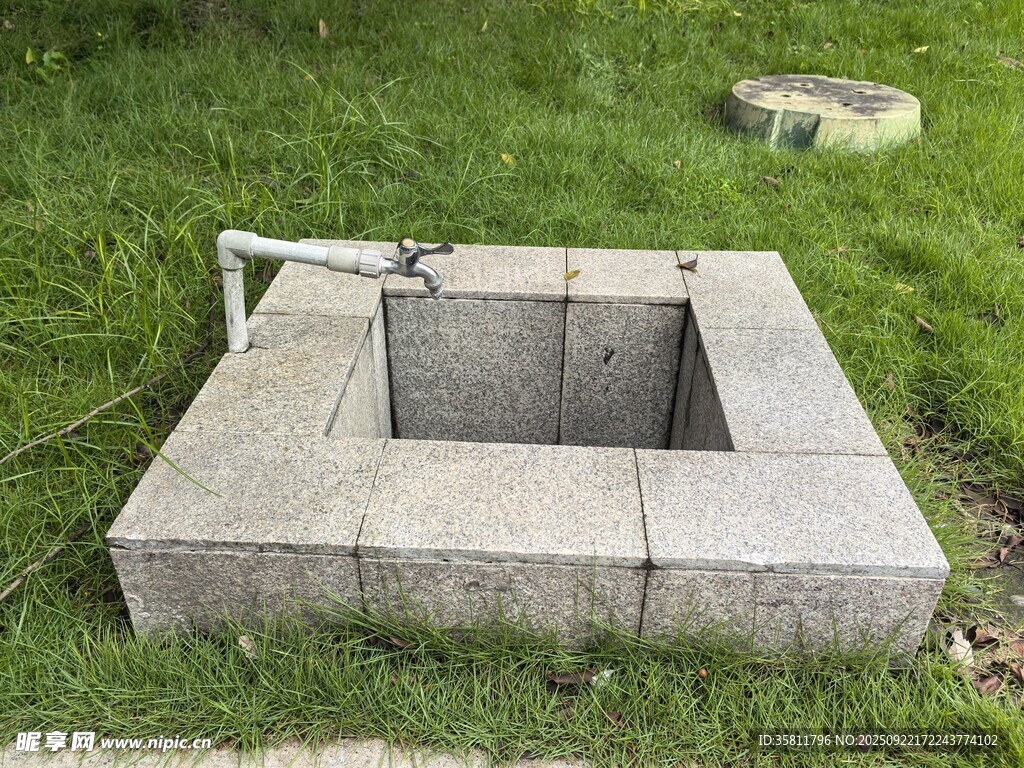 戶外方形石砌水池